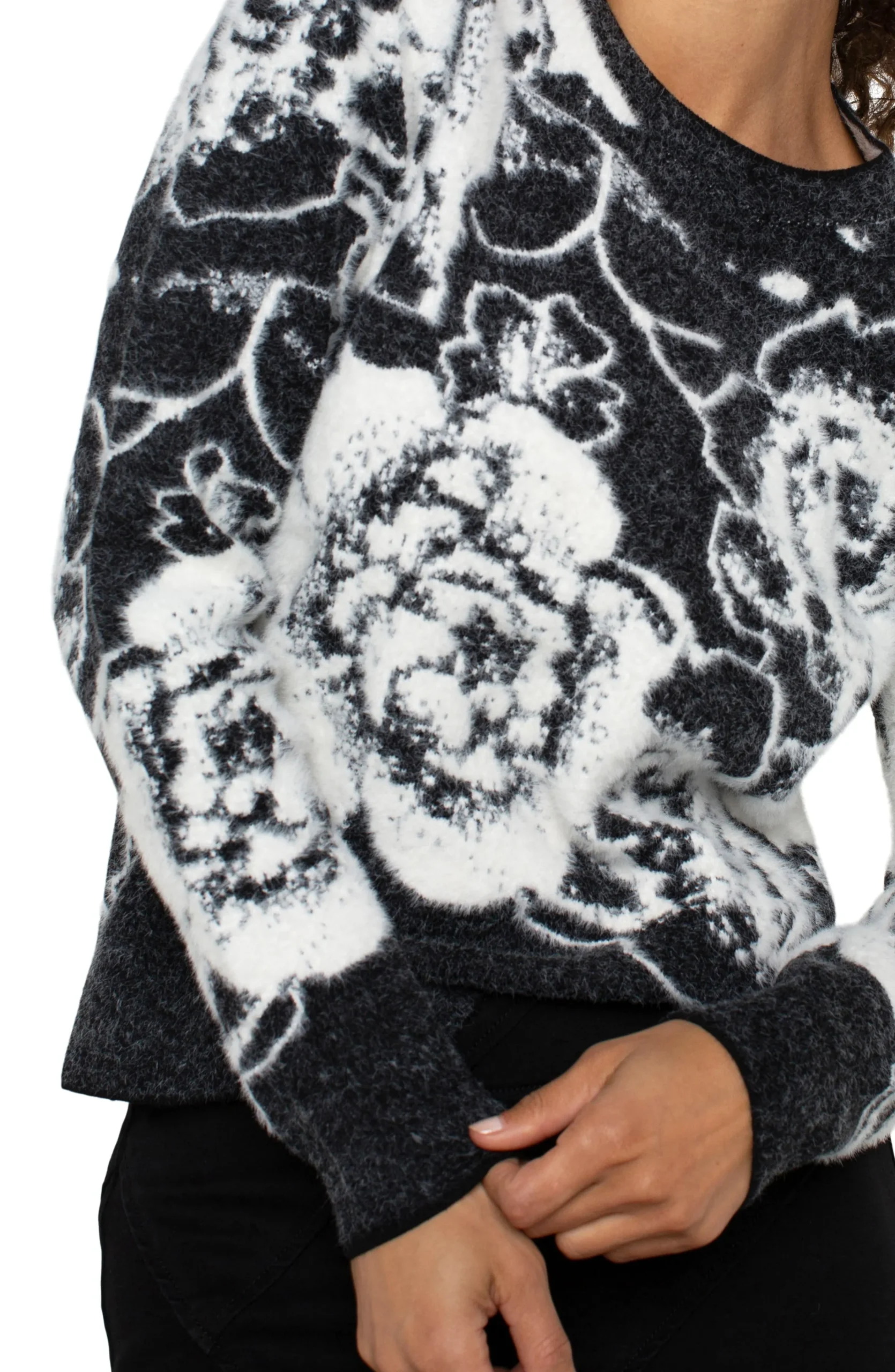 Liverpool Los Angeles Sweaters-LONG SLEEVE CREW NECK SWEATER Blackandwhitefloral